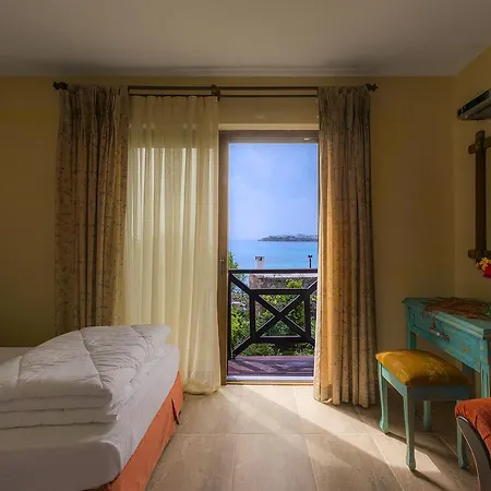 Castelino Akyarlar Hotell 2*